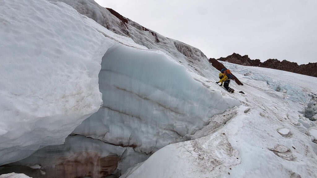 Florida man injured climbing California's Mount Shasta rescued after 2 nights in freezing temps — CBS Miami, Los Gatos Health news